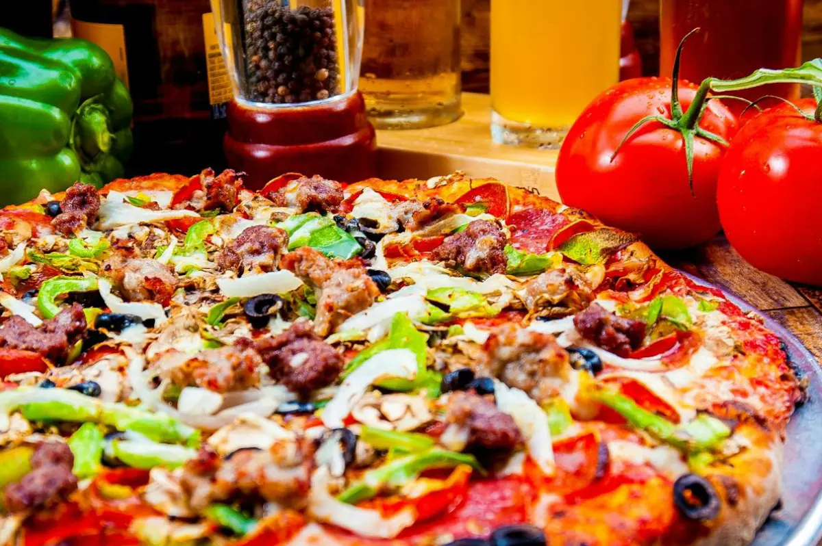 fd A close-up of a freshly baked pizza with various toppings.