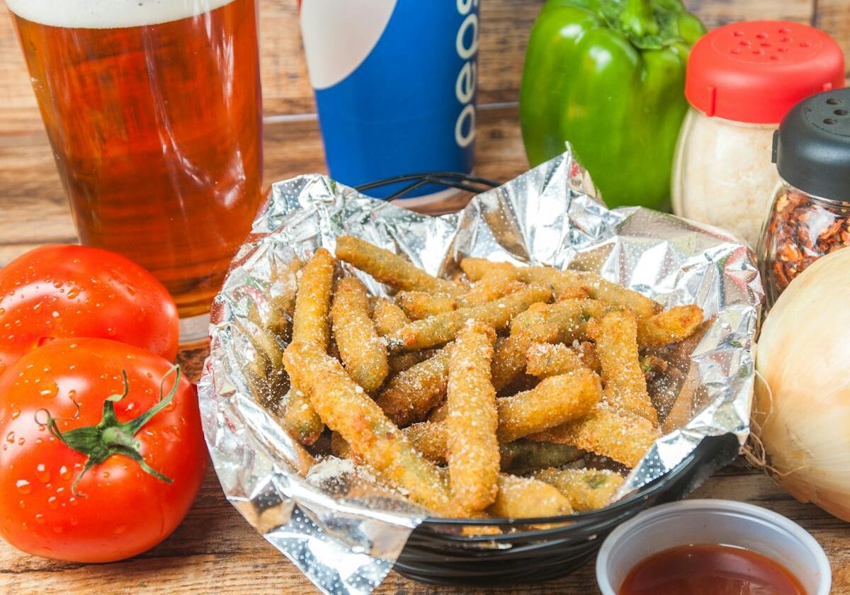 asset 18 A basket of fried finger foods with vegetables and drinks.