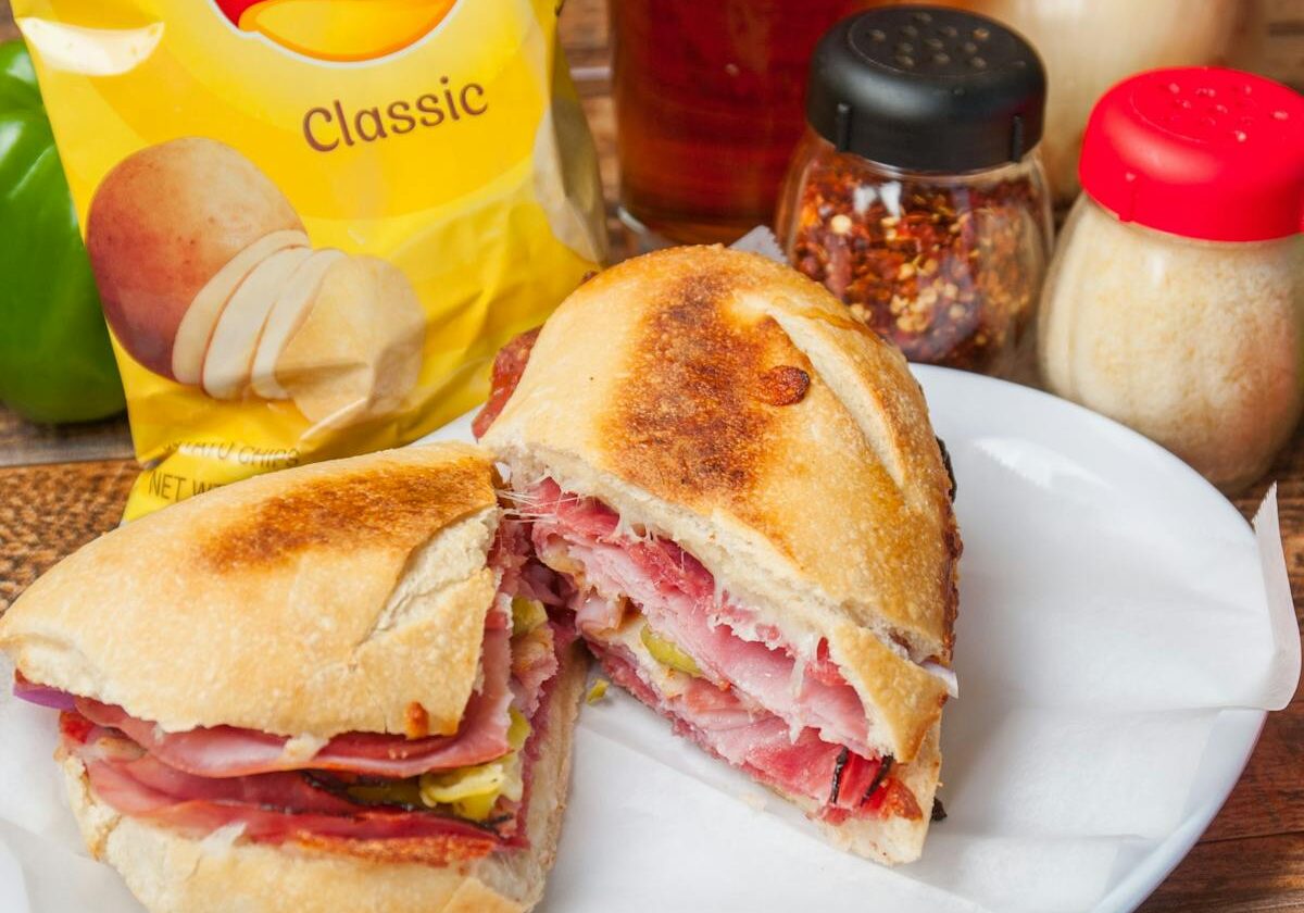 asset 50 A sandwich with potato chips on a plate.